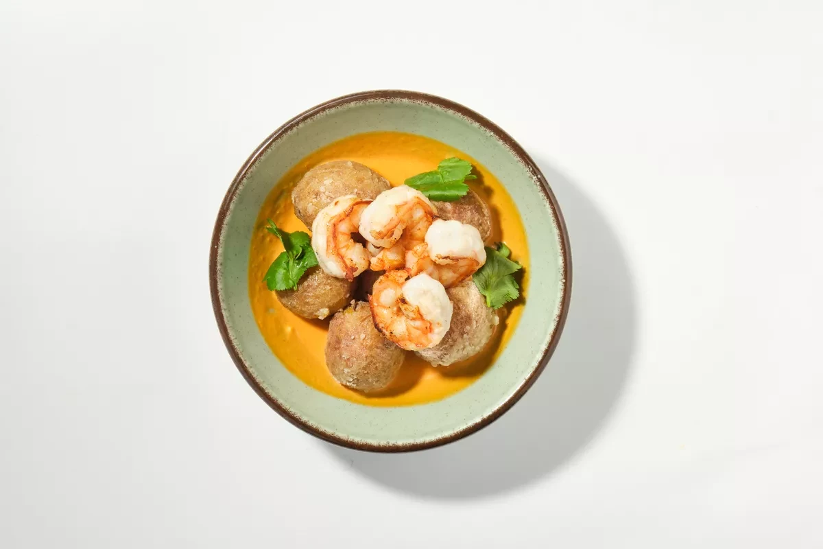 Бэйби картофель в соусе том ям с креветками