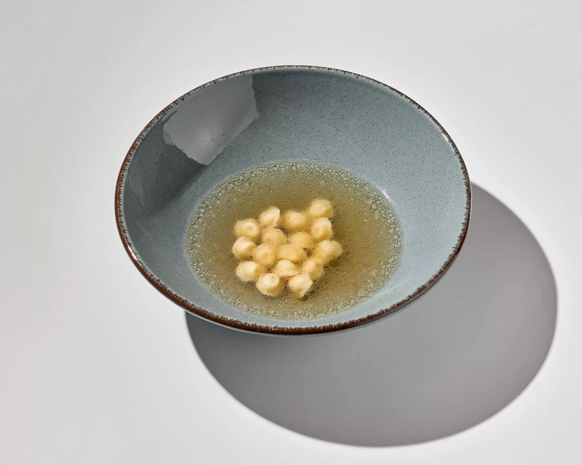 Бульон с пельменями из индейки