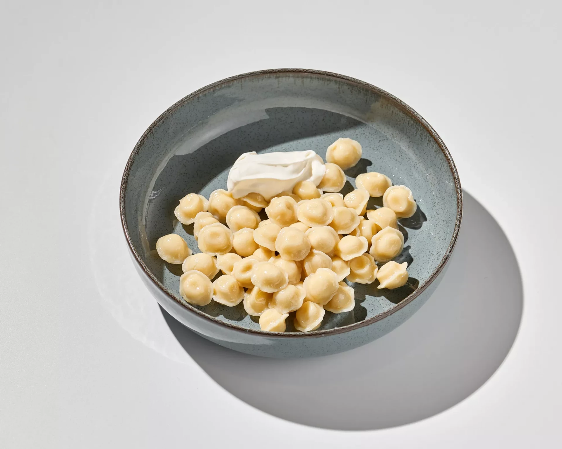 Мини пельмени из индейки со сметаной