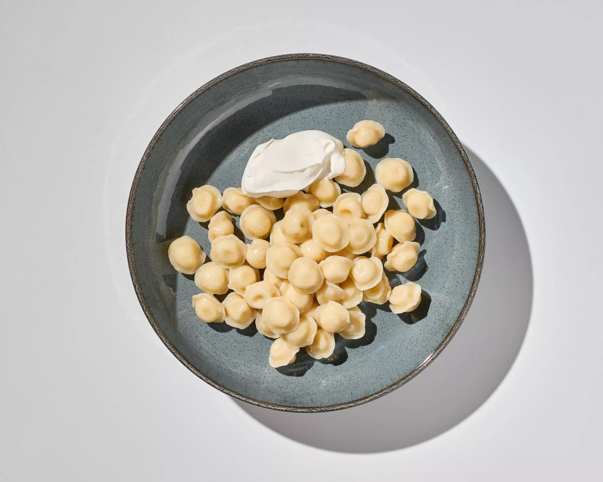 Мини пельмени из индейки со сметаной