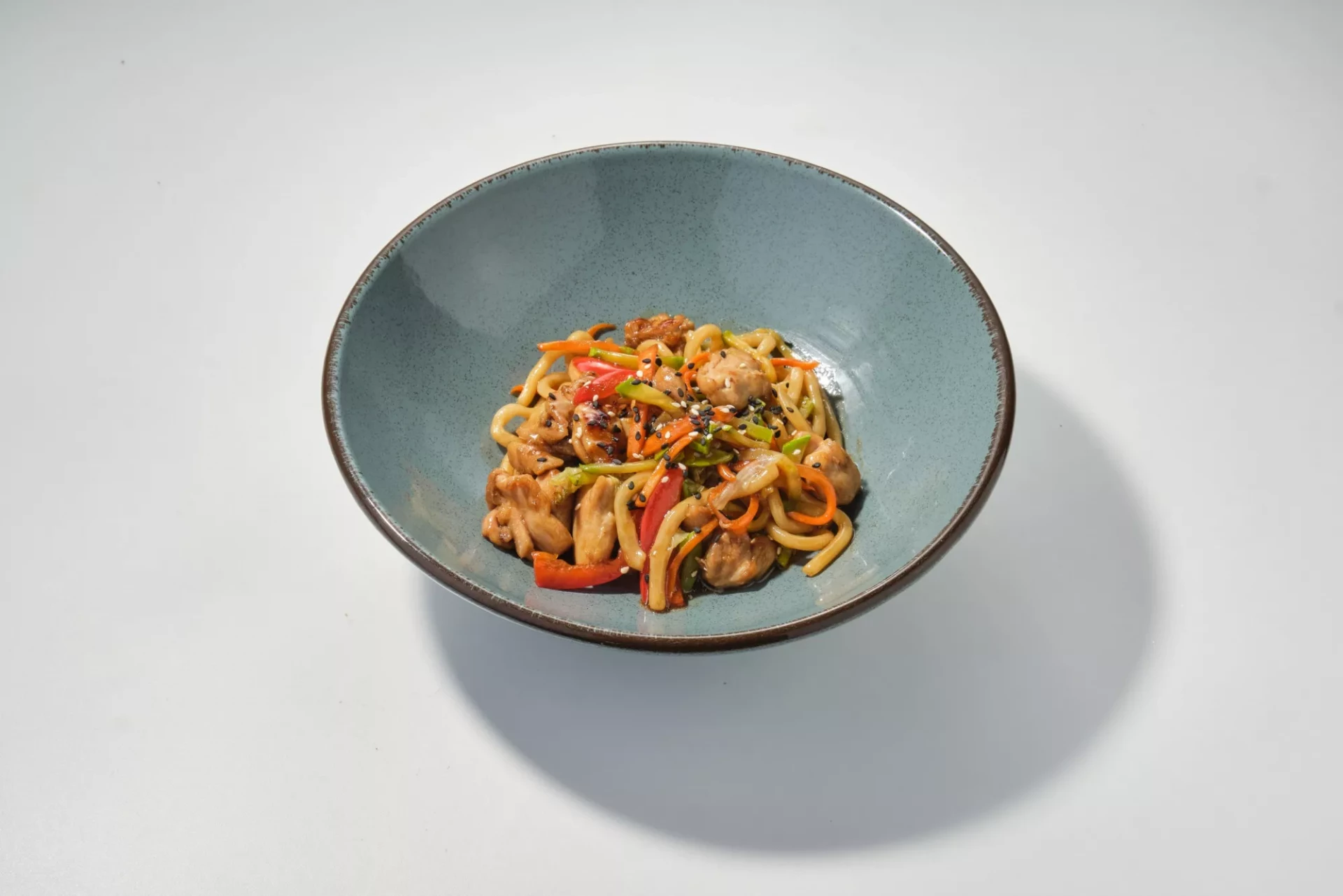 Лапша с курицей в азиатском стиле