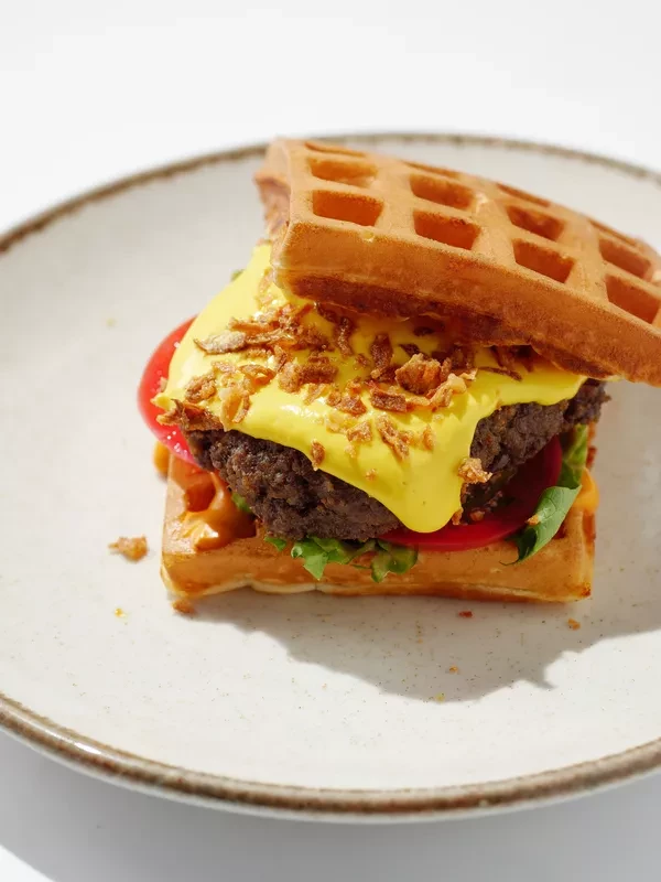 Бургер-вафля с говяжьей котлетой, овощами и сыром