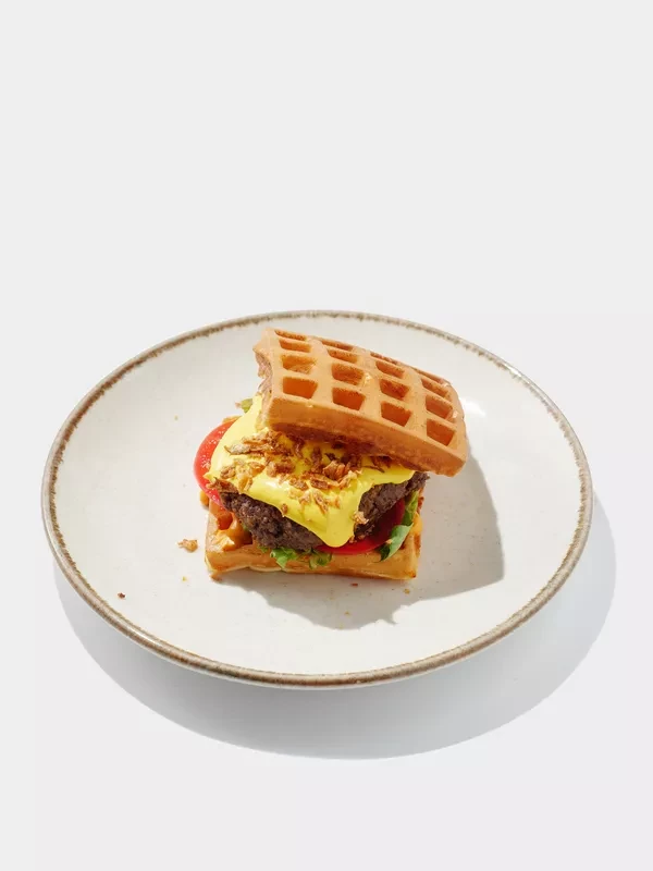 Бургер-вафля с говяжьей котлетой, овощами и сыром