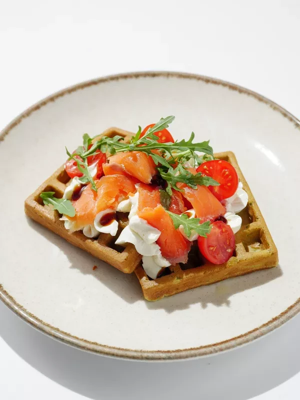 С красной рыбой, шпинатом и рукколой