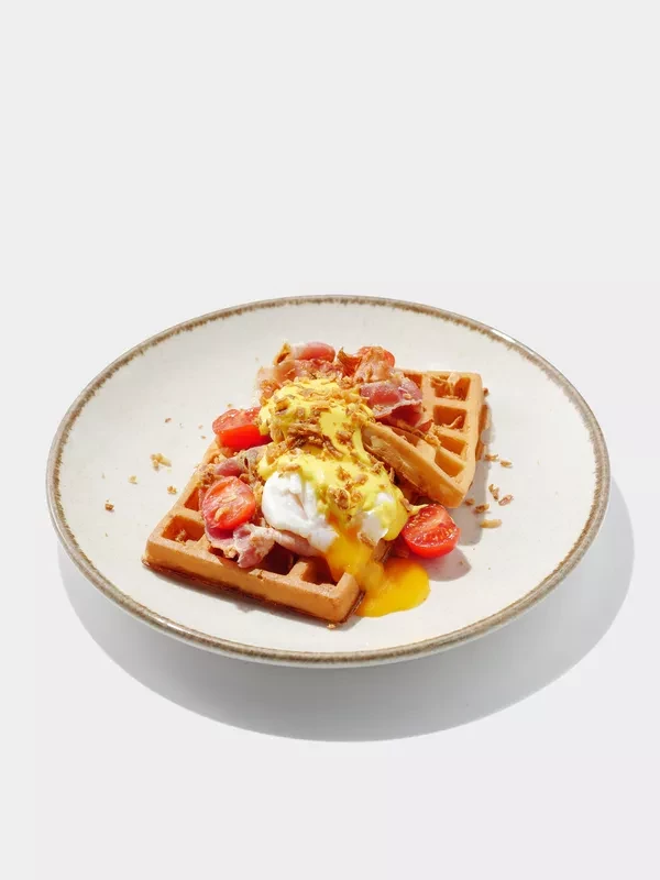 С хрустящим беконом, яйцом пашот и черри