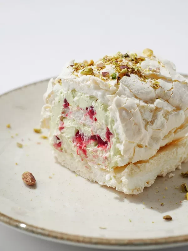 Меренговый рулет фисташка-малина