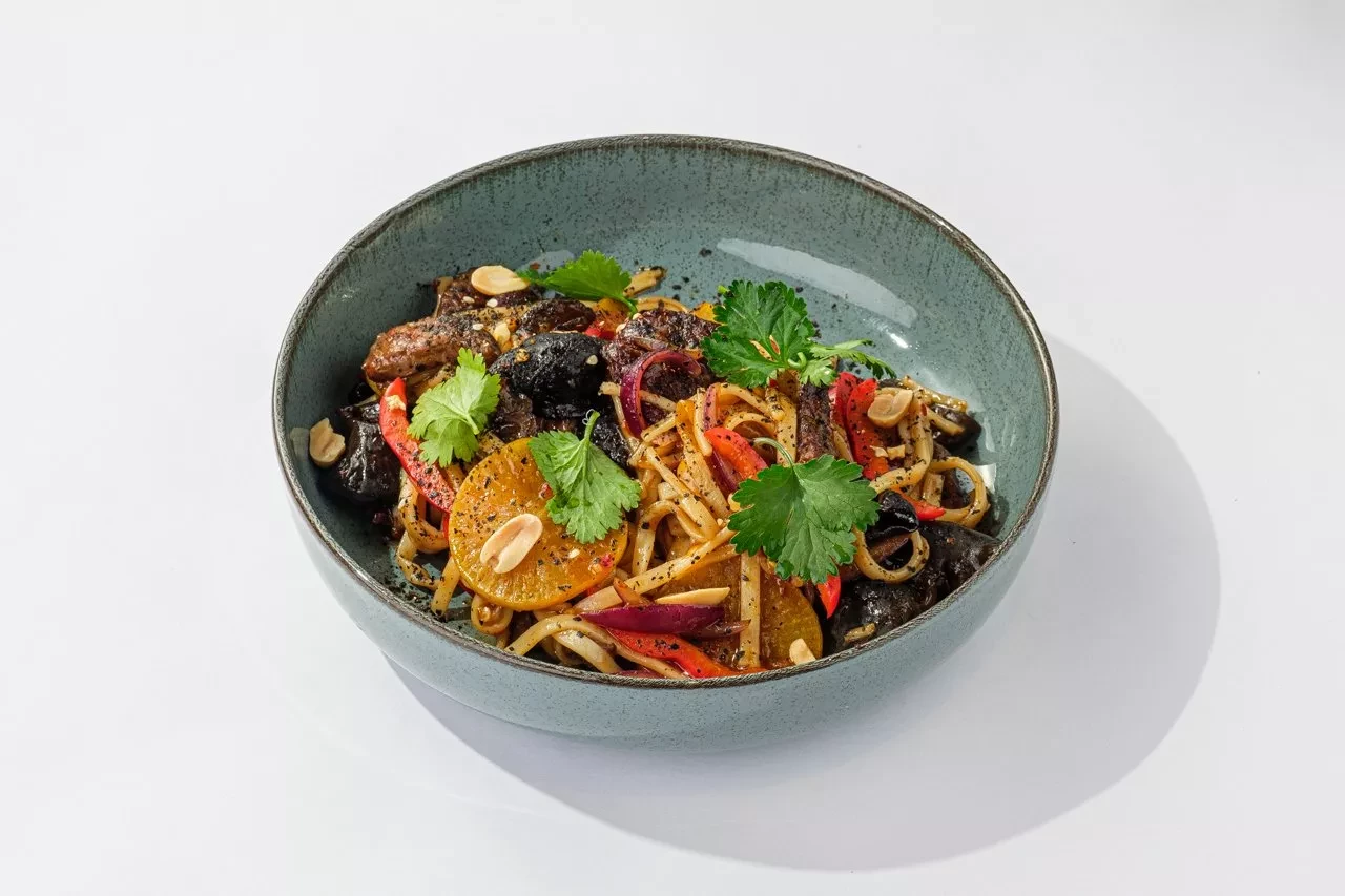 Удон с говядиной и маринованным дайконом