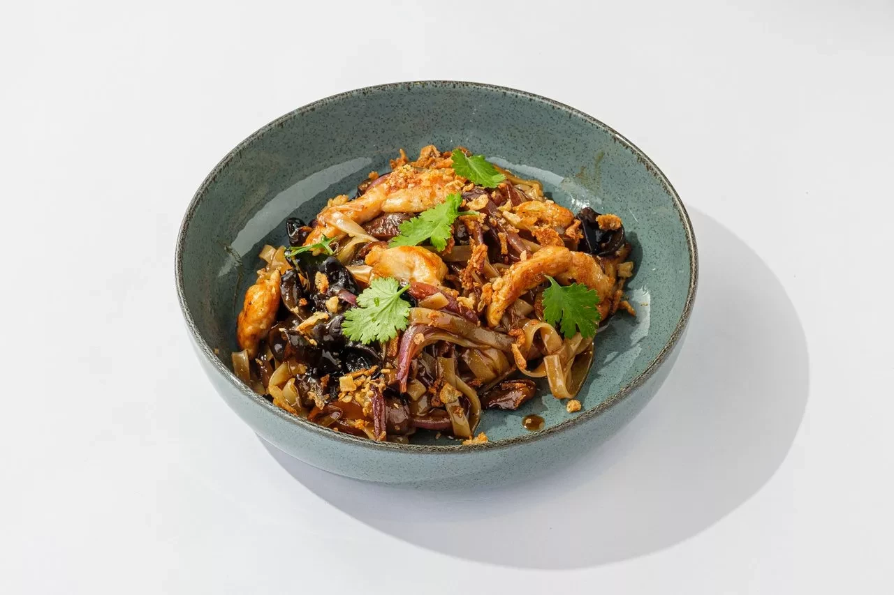 Рисовая лапша в соусе черный перец с грибами