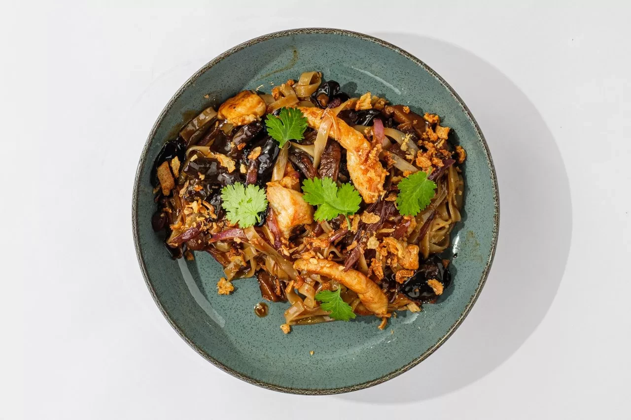 Рисовая лапша в соусе черный перец с грибами