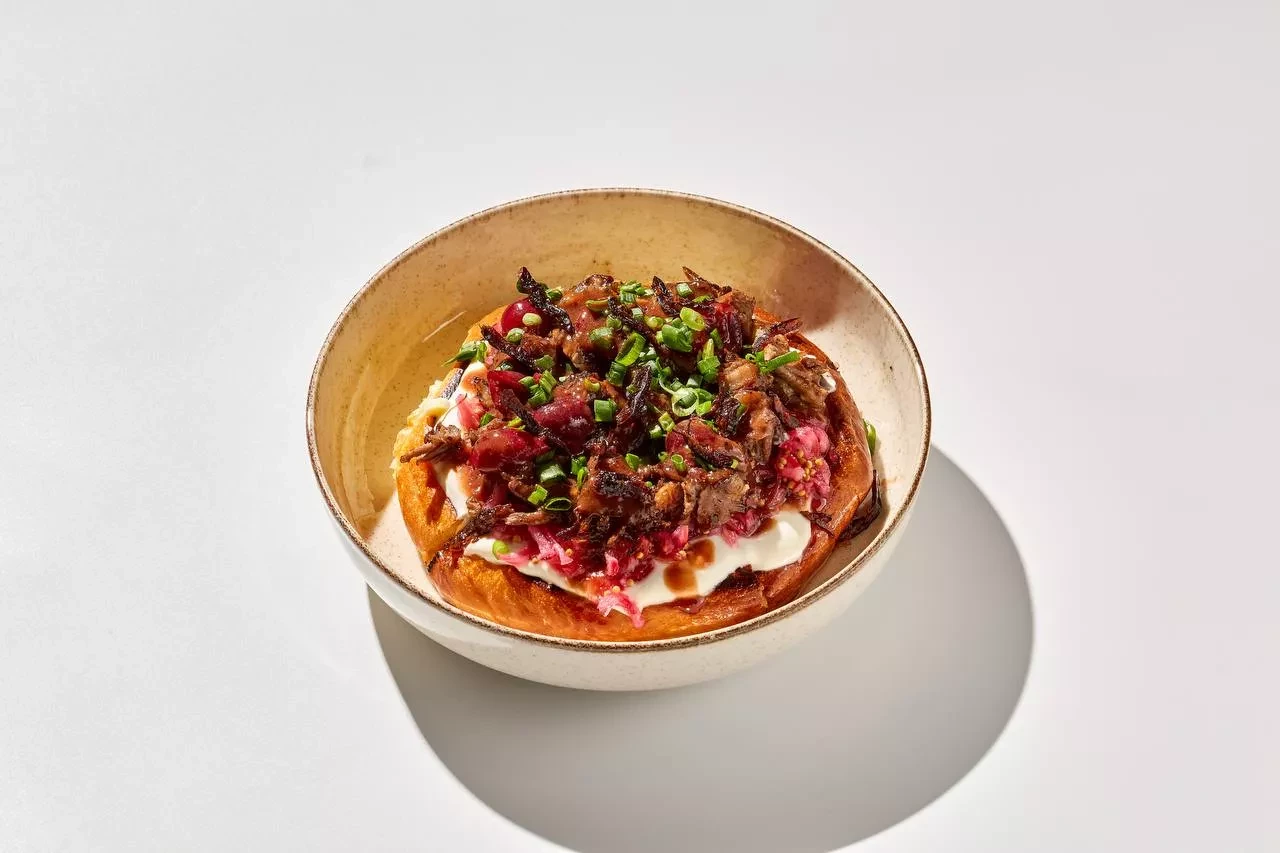 Шанежка с говяжим ребром томленным с вишней и черносливом