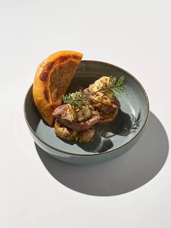 Вырезка Башкирской говядины с подпеченным картофелем, шаньгой и грибным маслом