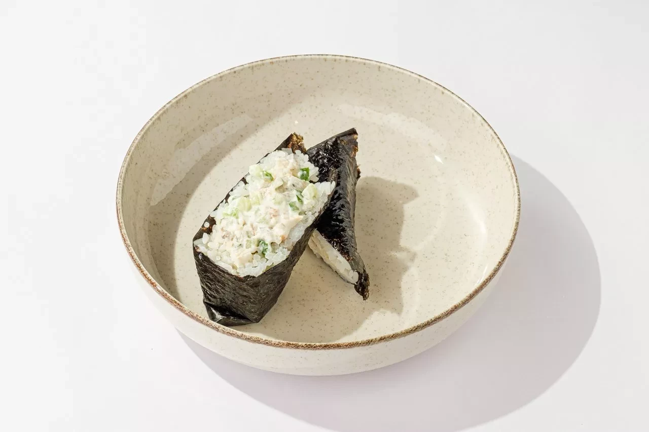 Онигири угорь с огурцом