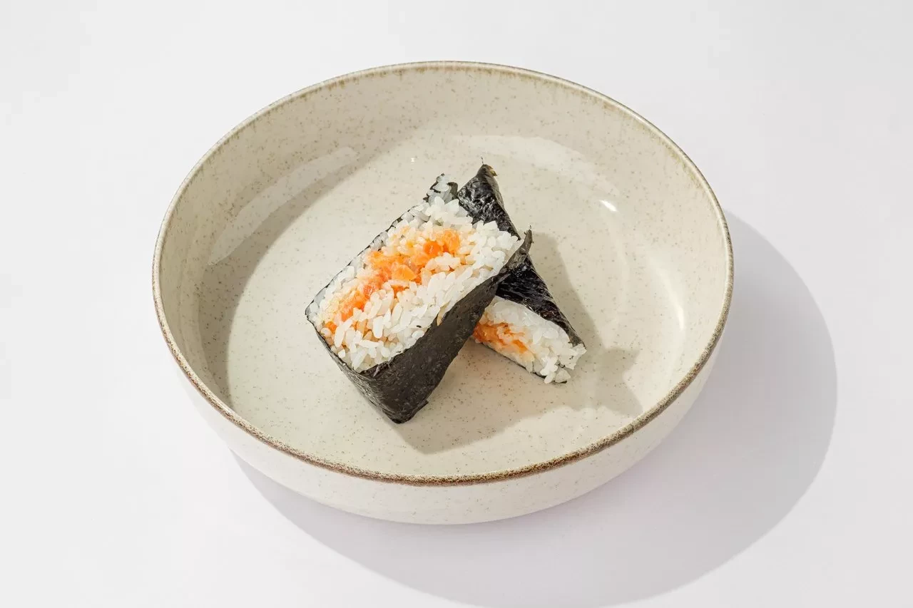 Онигири лосось спайси