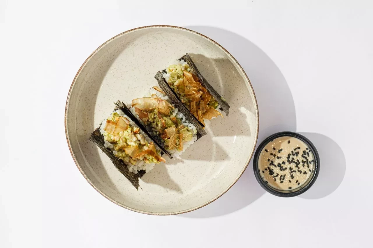 Мини тако с угрем и гуакамоле