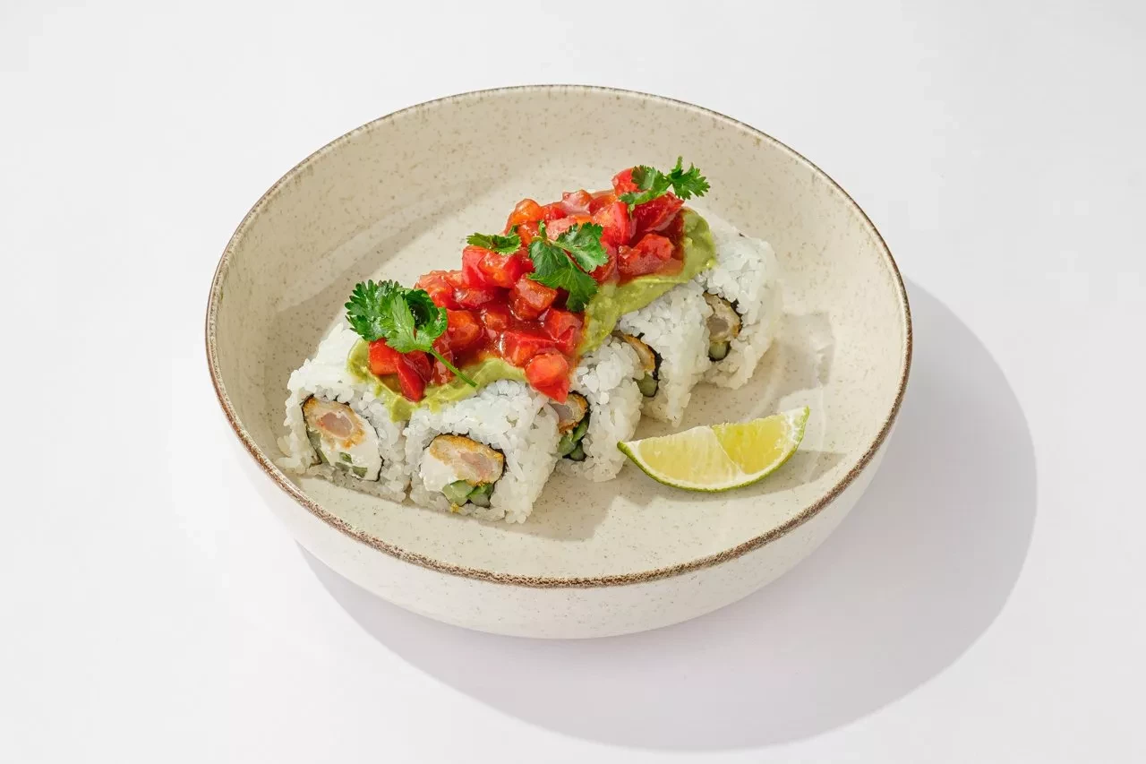 Ролл с сальсой из томатов