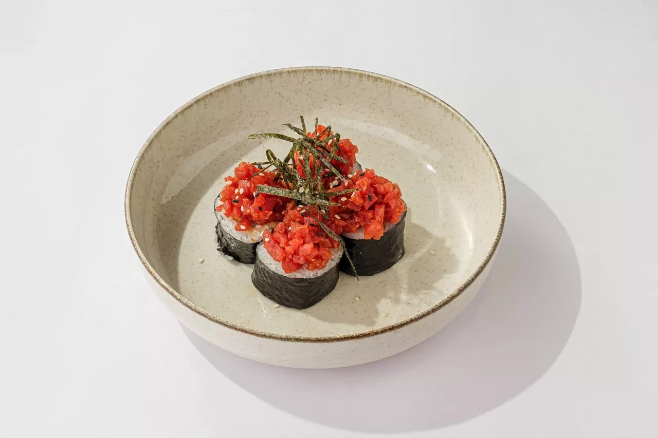 Острый ролл с тунцом ким чи