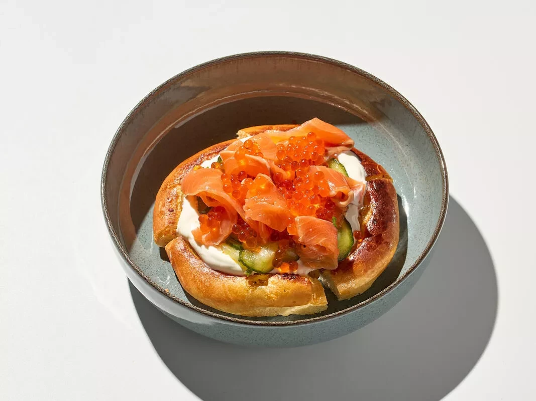 С форелью и укропными огурцами