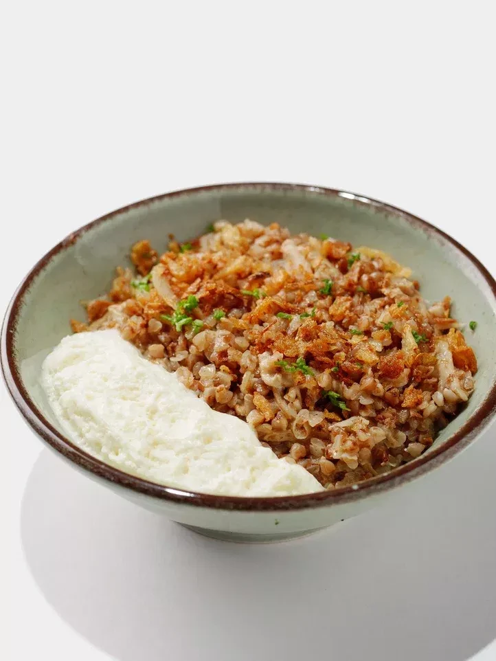 Гречневая каша с цыпленком и муссом пармезан