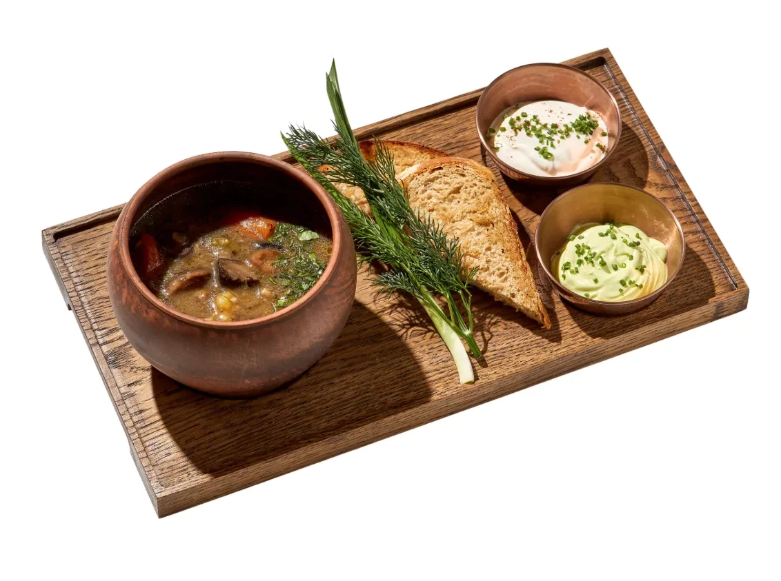 Наваристая грибница с пшеном и соленым огурцом