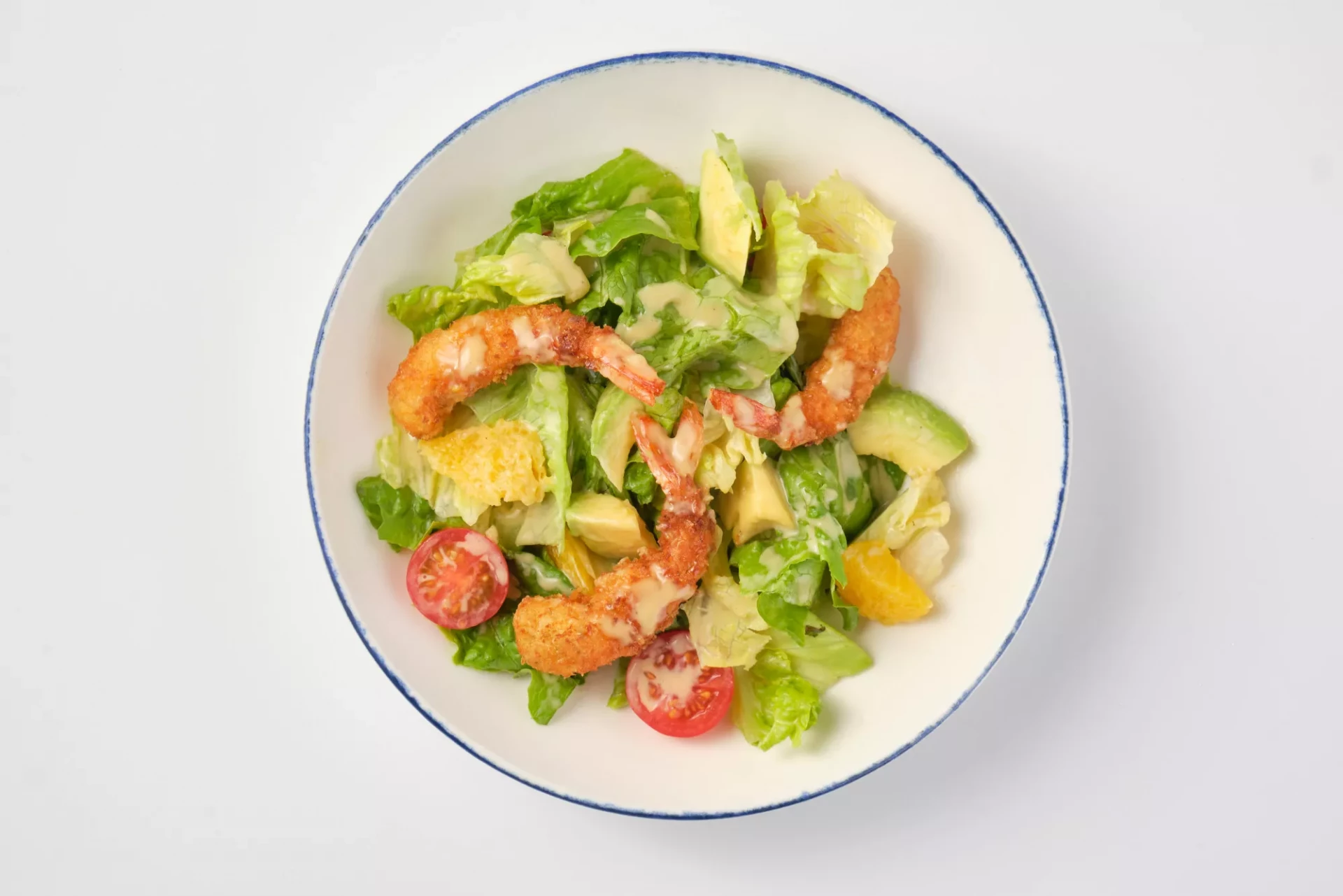 Салат с креветками темпура, апельсином и авокадо