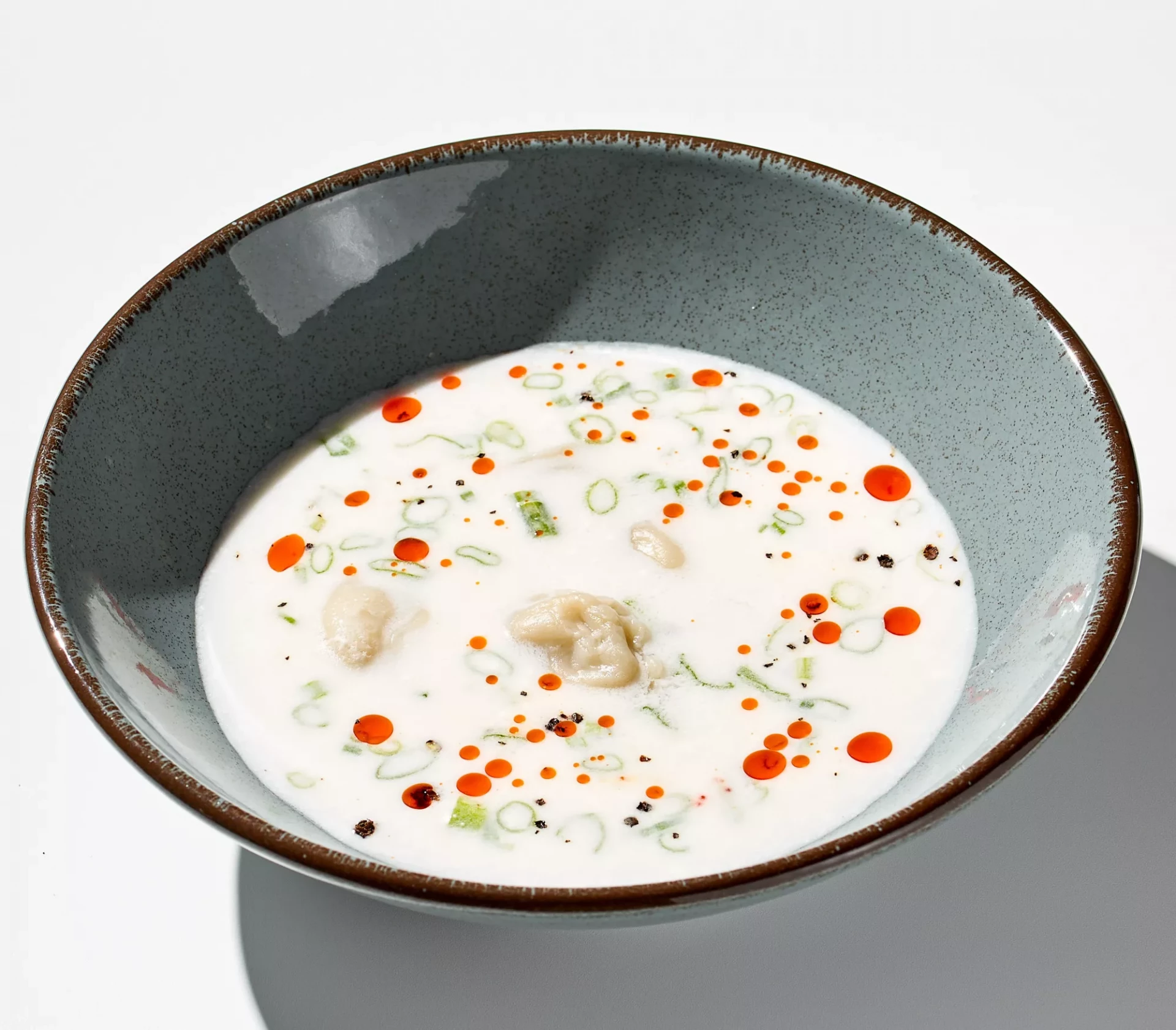 Пельмени рыбные в бульоне на простокваше с острым маслом