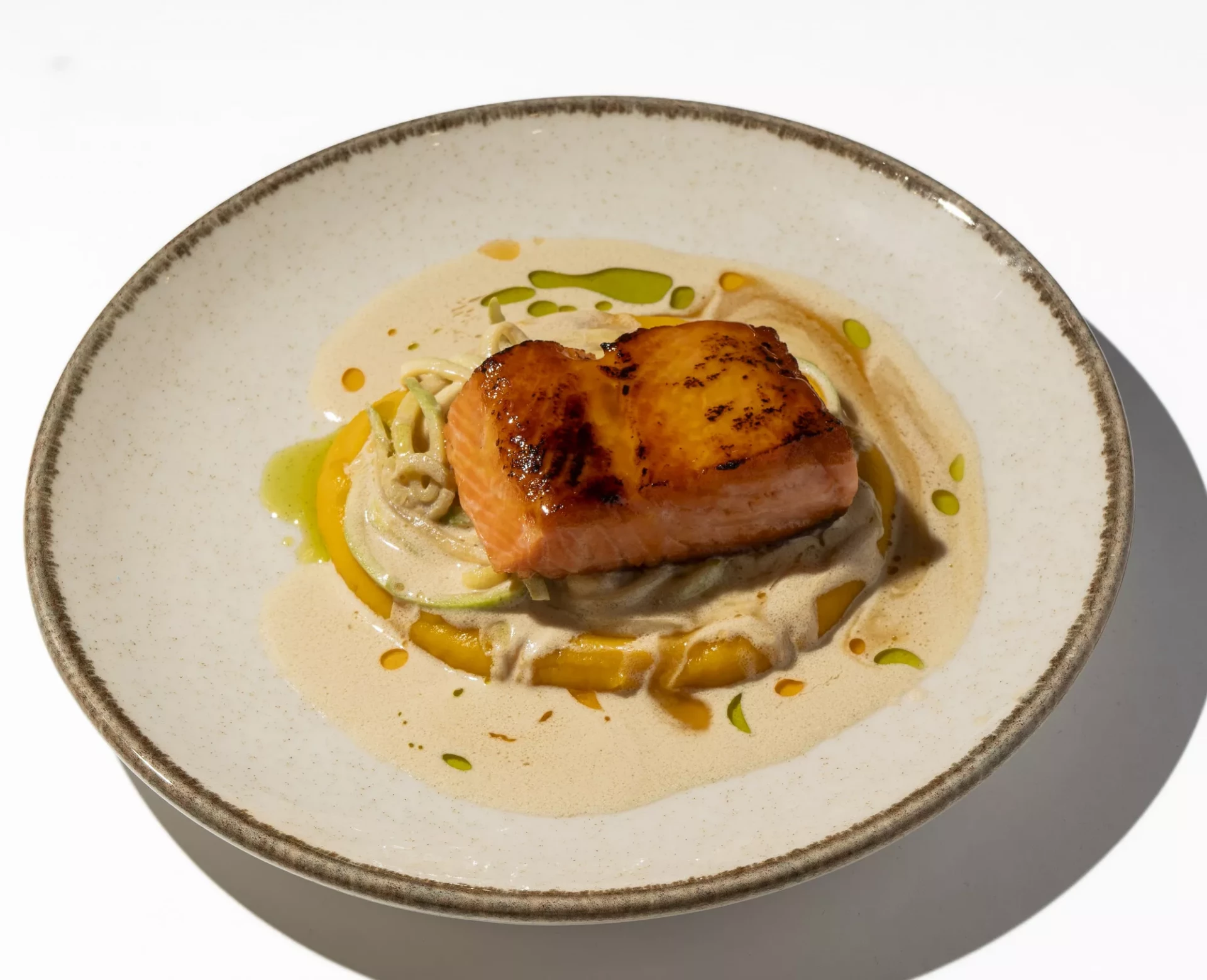 Стейк форели со спагетти из цукини