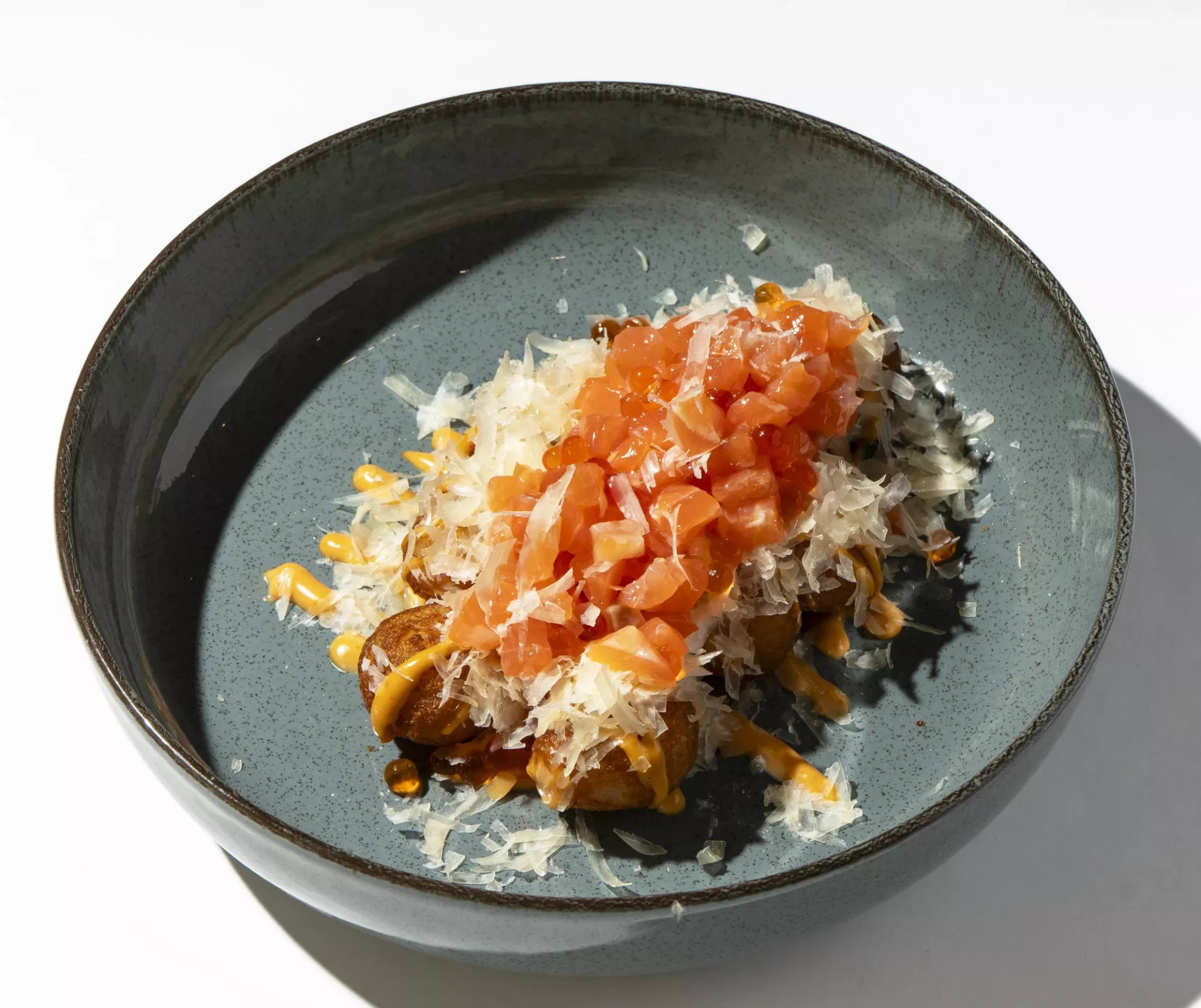 Картофельные мини пончики с форелью спайси и выдержаным сыром