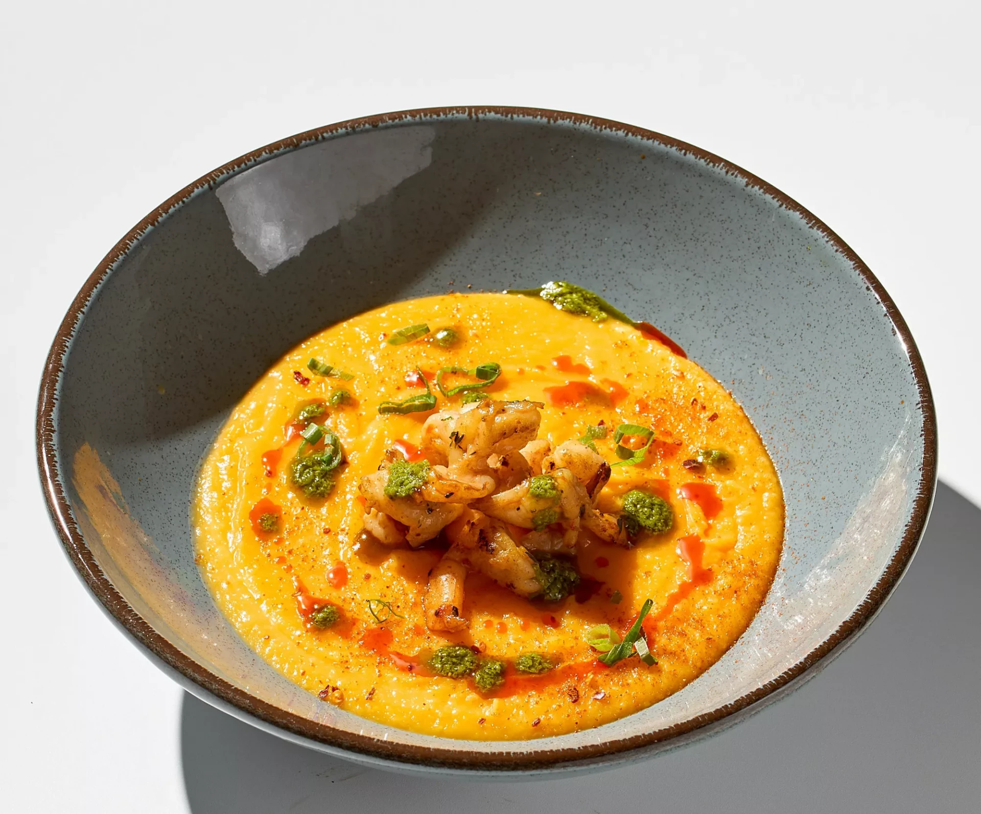 Тыквенный суп с креветками и пряным маслом