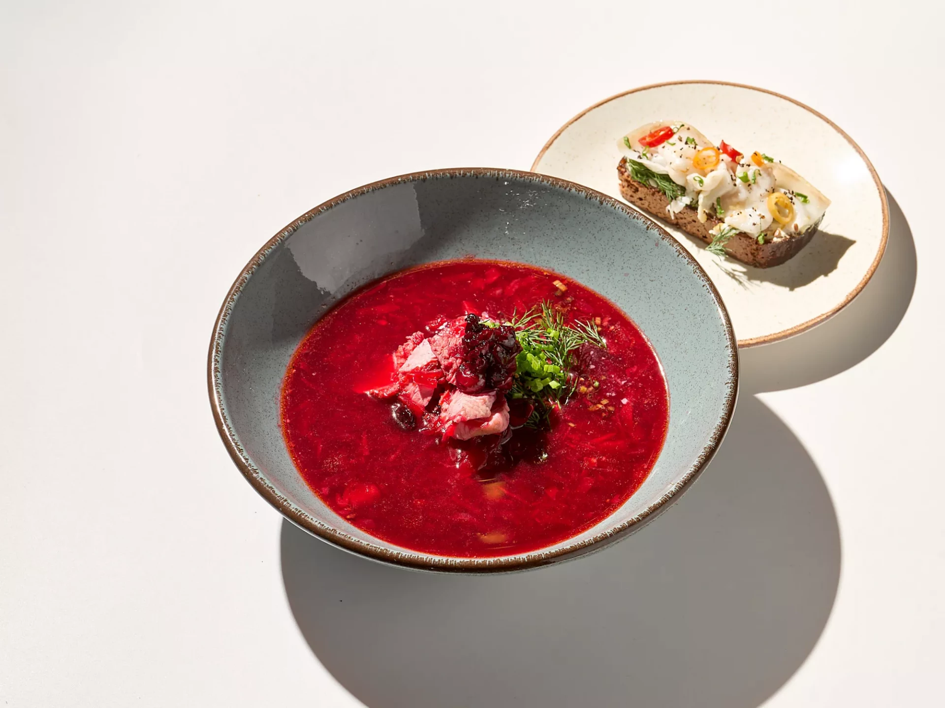 Борщ и бутерброд с салом