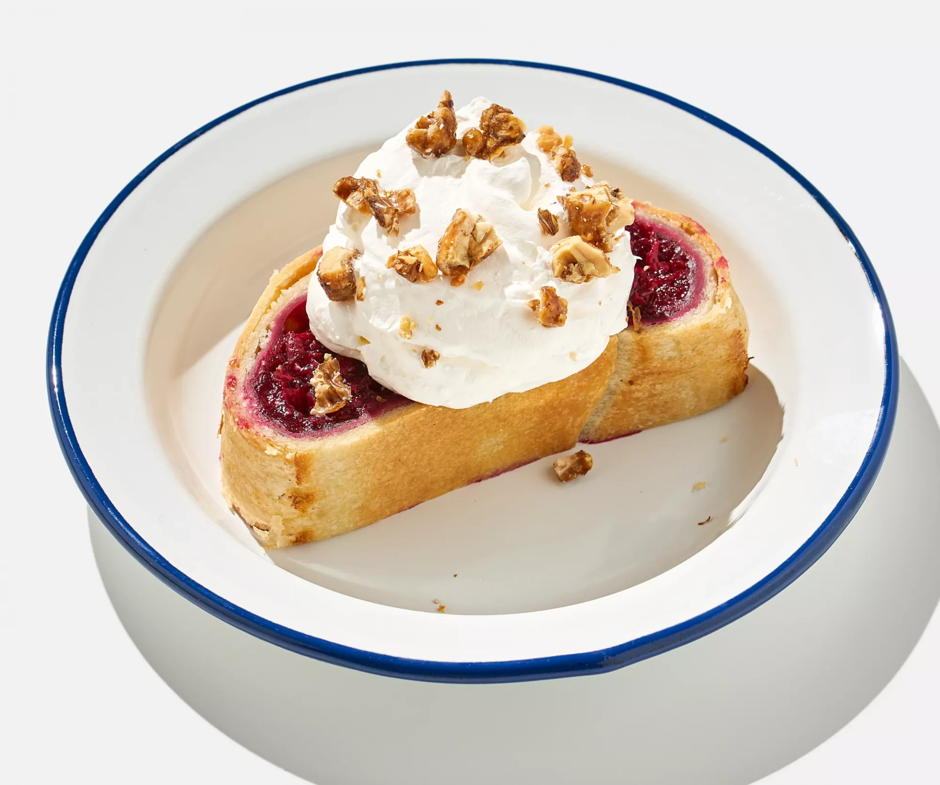 Вишневый штрудель с ванильными сливками и карамельными орешками