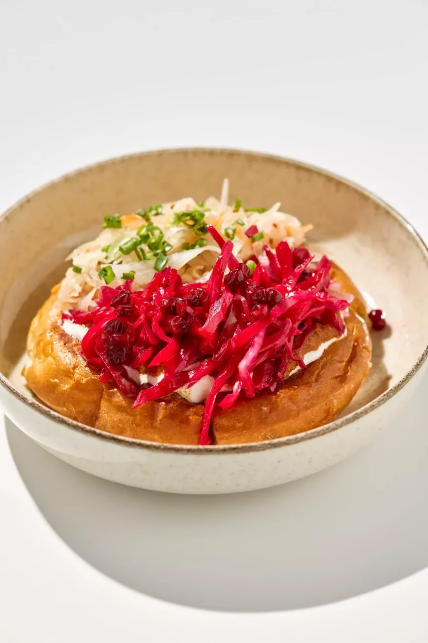 Шанежка с двумя видами квашеной капусты из дубовой бочки и кабачковой икрой