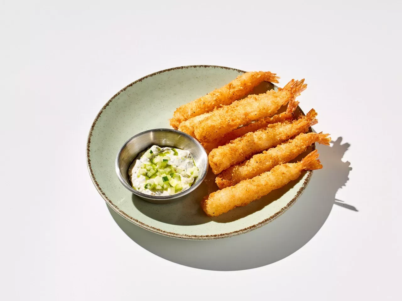 Креветки в темпуре с соусом из огурца