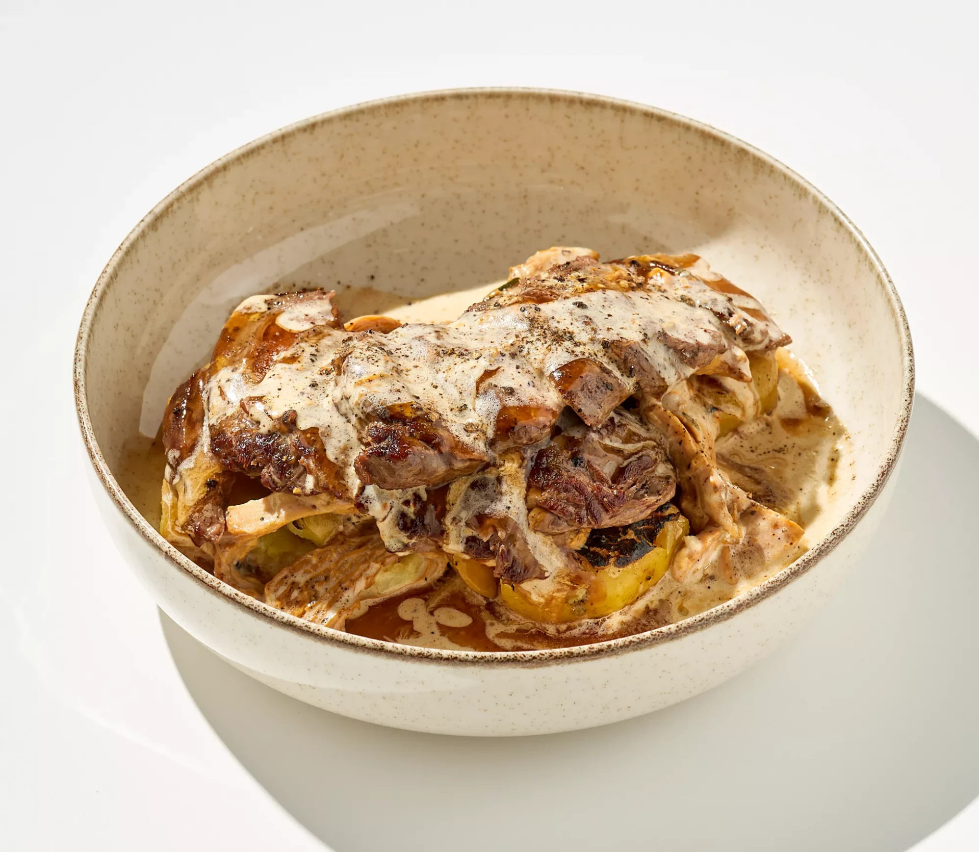 Бедро бычка с грибами,томлеными в сливках и жареным картофелем