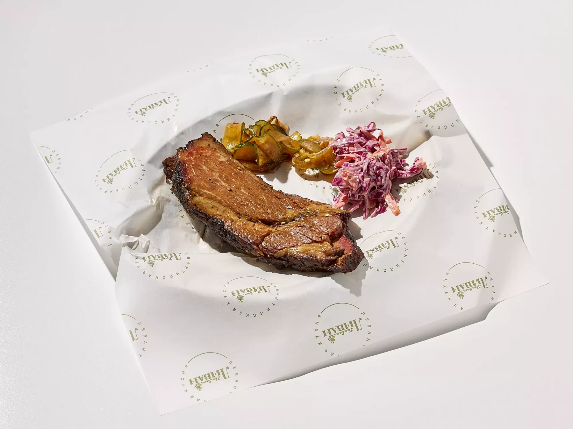 ДВЕНАДЦАТИ ЧАСОВОЙ БРИСКЕТ ИЗ ГОВЯЖЬЕЙ ГРУДИНКИ С САЛАТОМ КОУЛ СЛОУ, СОУСОМ МУХАММАРА