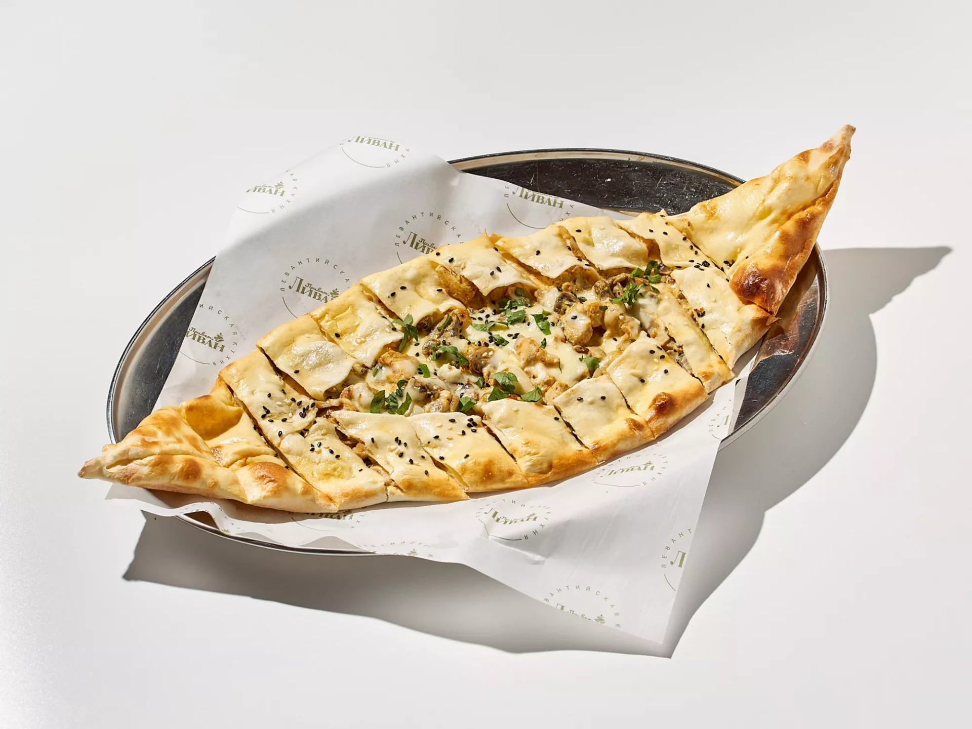 Пиде с цыпленком, грибами в сливочном соусе