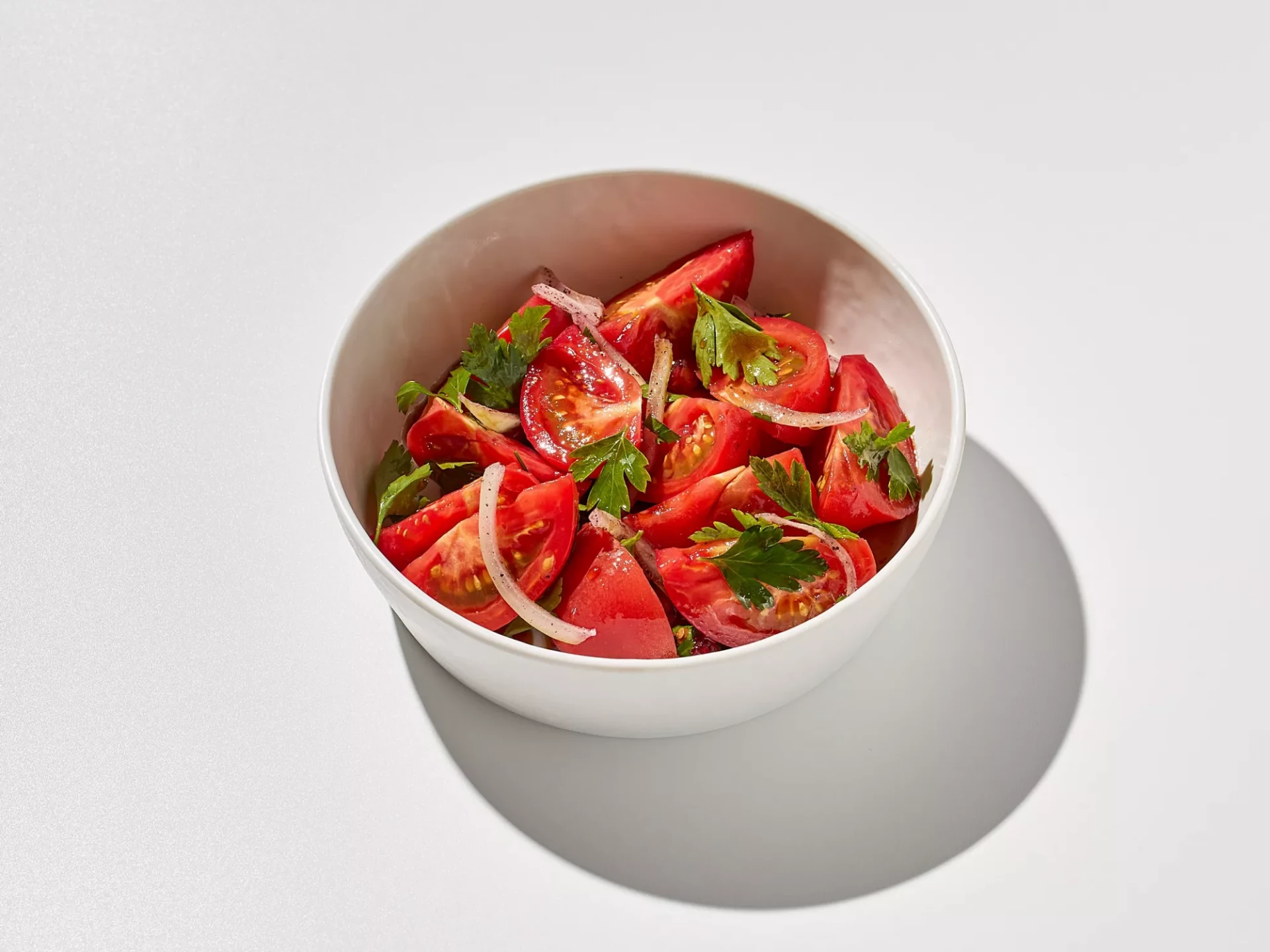 СПЕЛЫЕ ТОМАТЫ С ЗЕЛЕНЬЮ И ГРАНАТОВЫМ СОУСОМ