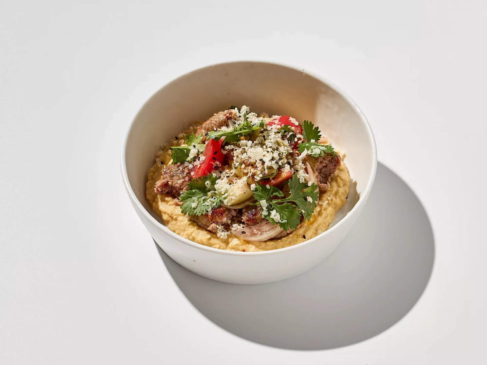 КЕБАБ ИЗ ЦЫПЛЕНКА НА ХУМУСЕ С ОВОЩНЫМ САЛАТОМ