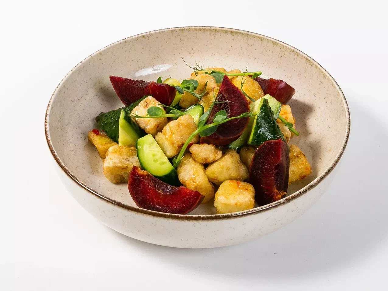 Салат с хрустящими баклажанами, сливой и битыми огурцами