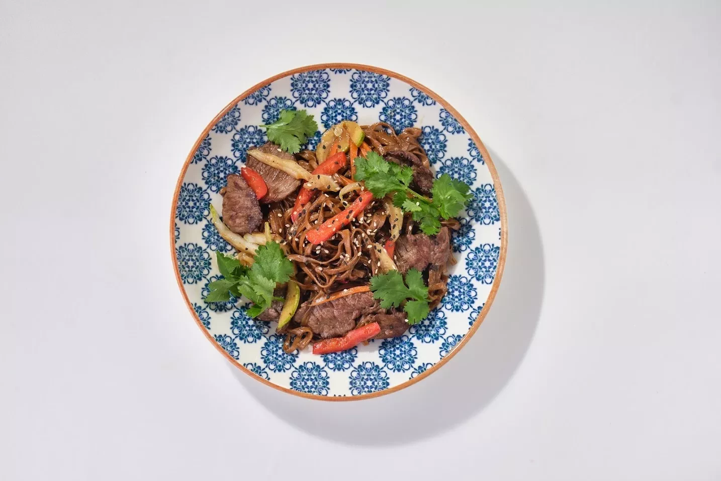 Гречневая лапша с говядиной и овощами