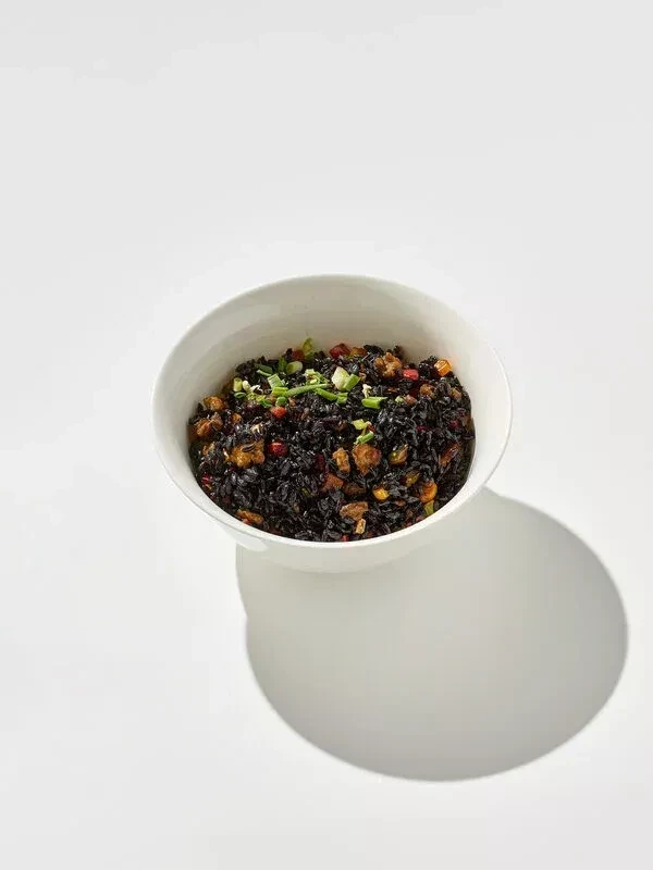 Черный рис с курицей и кукурузой