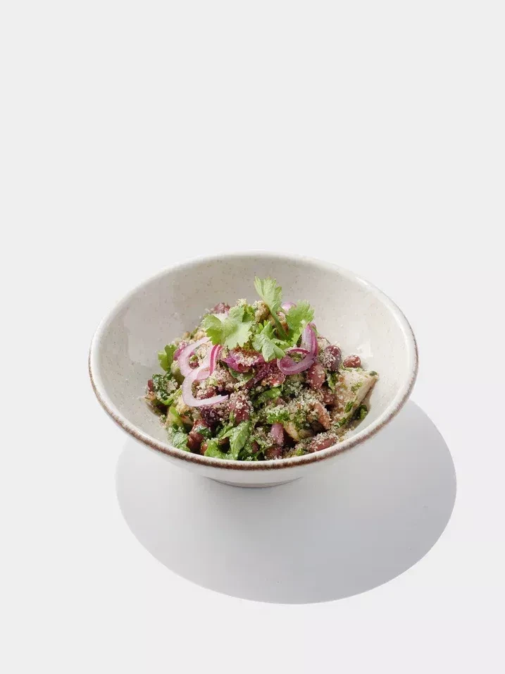 Салат с курицей и фасолью