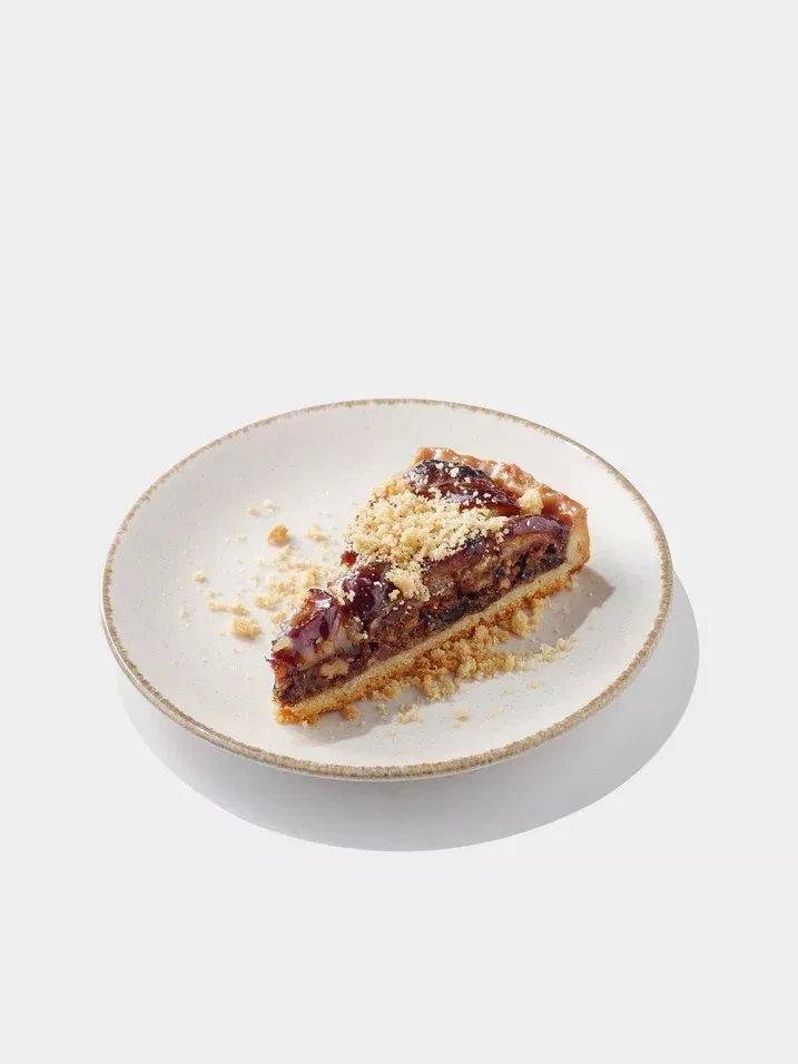 Финиковый тарт с заварным кремом и грецким орехом