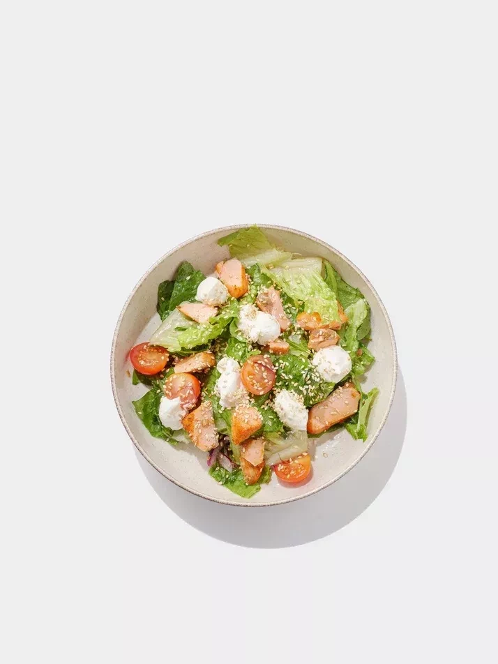 Салат с печеным лососем