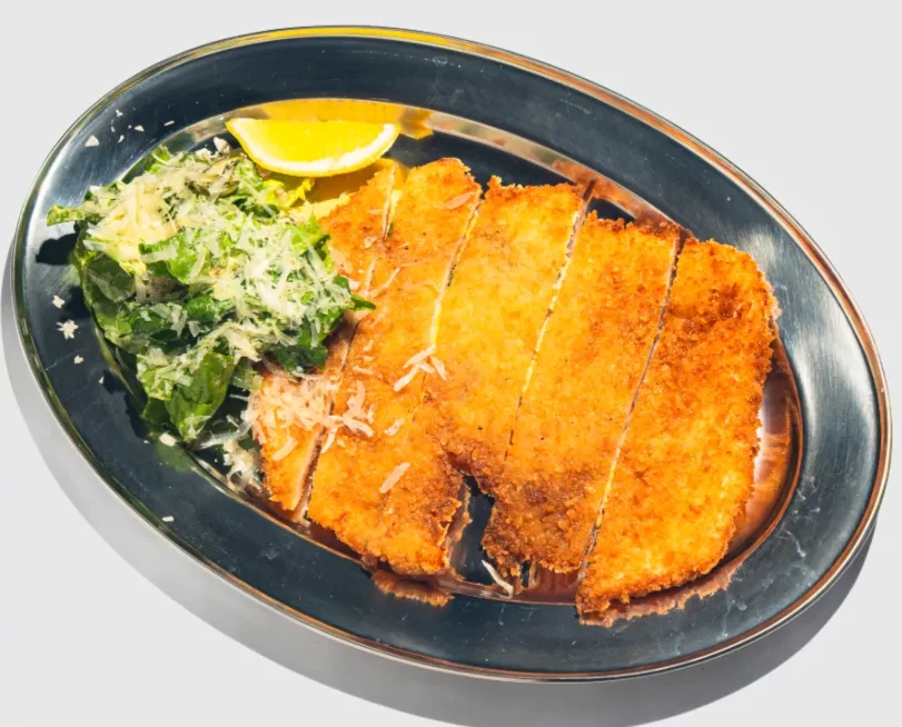 Шницель куриный с салатом