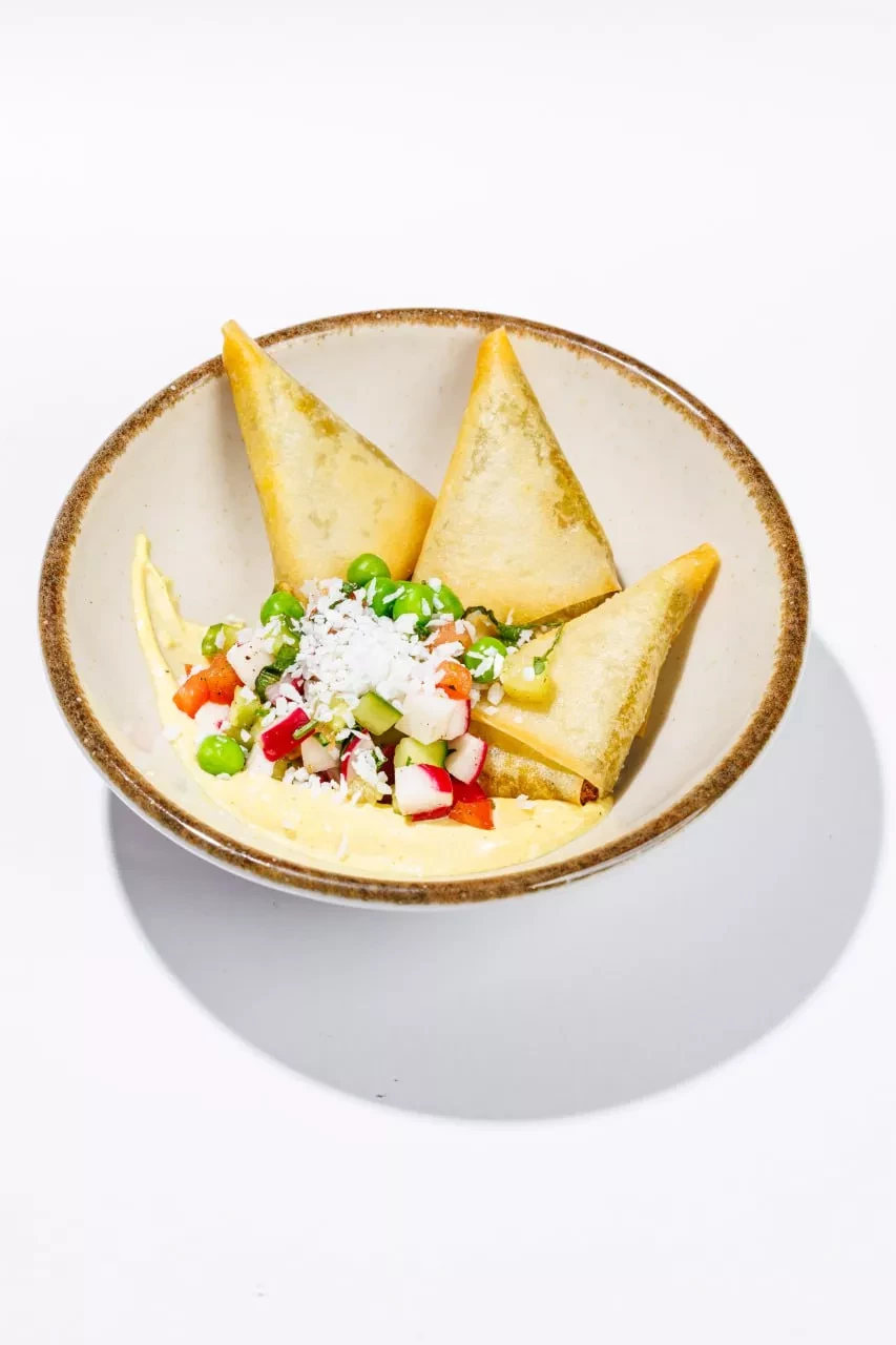 Самосы с карри майонезом и салатом