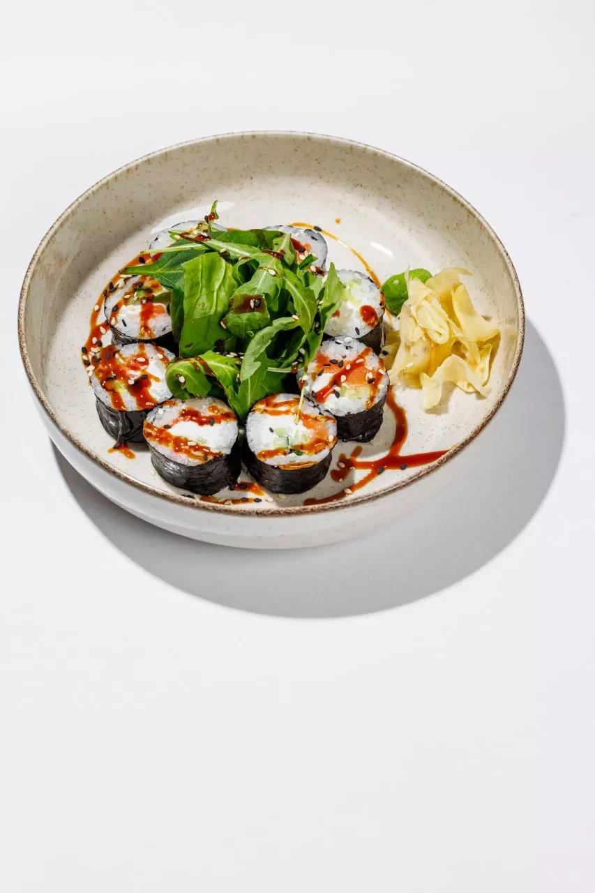 Ролл маки лосось и огурец