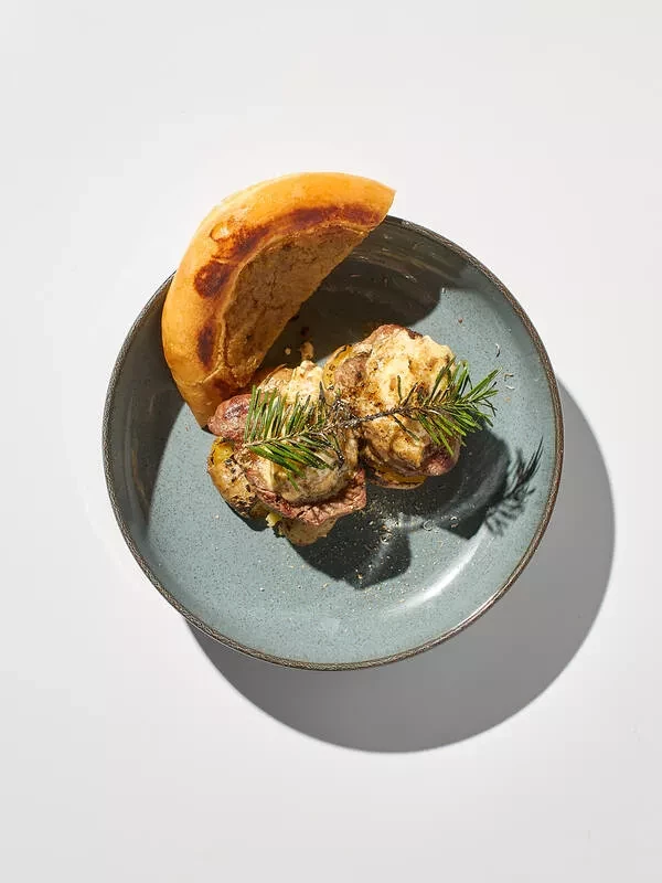 Вырезка Башкирской говядины с подпеченным картофелем, шаньгой и грибным маслом