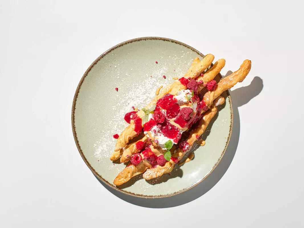 Хворост с малиновым вареньем, кремом из вареной сгущенки и сметаной